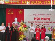 Lãnh đạo xã tặng hoa chúc mừng trường mn, tiểu học, THCS nhân dịp 20/11/2019