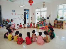 Các bé lớp A3 chơi chuyền bóng