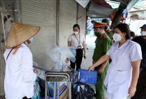 Lực lượng chức năng phường Đồng Xuân, quận Hoàn Kiếm lập biên bản xử lý trường hợp bán rong vi phạm quy định phòng, chống dịch. Ảnh: Phạm Kiên/TTXVN