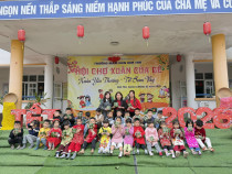 Cô và trò trường MN Kim Thư hân hoan gói bánh chưng đón Xuân 2026