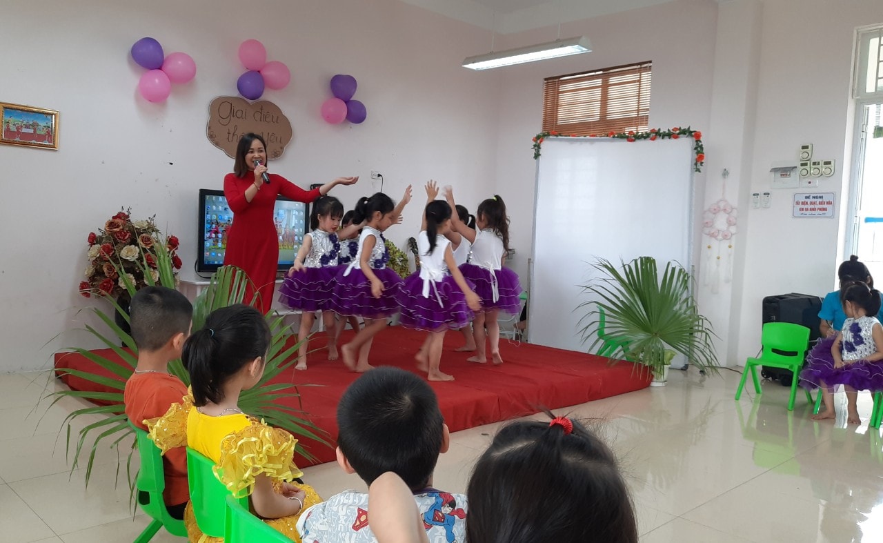 Cô và trẻ tham gia hoạt động âm nhạc