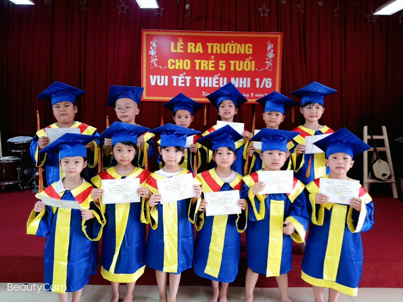 Các con lớp 5 tuổi nhận giấy chứng nhận hoàn thành chương trình 5 tuổi