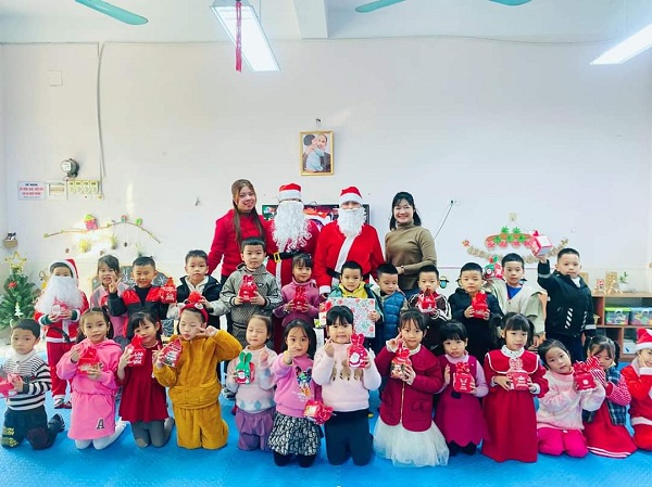 Cô và cháu Trường Mầm non Kim Thư hân hoan đón mừng Noel