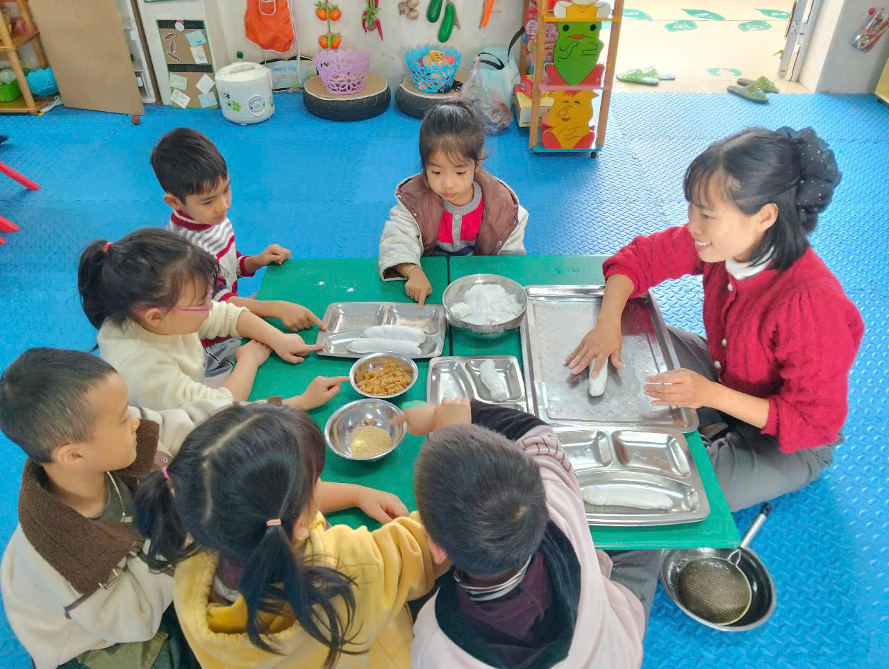 Tết Hàn Thực - Ngày hội bánh trôi nước của các bé Trường MN Kim Thư