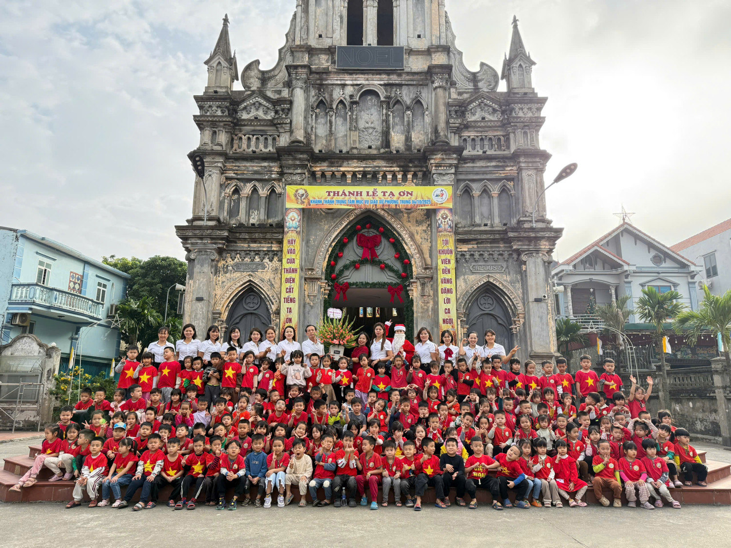 Buổi thăm quan dã ngoại tại Nhà thờ giáo xứ Phương Trung của cô và trò Trường MN Kim Thư
