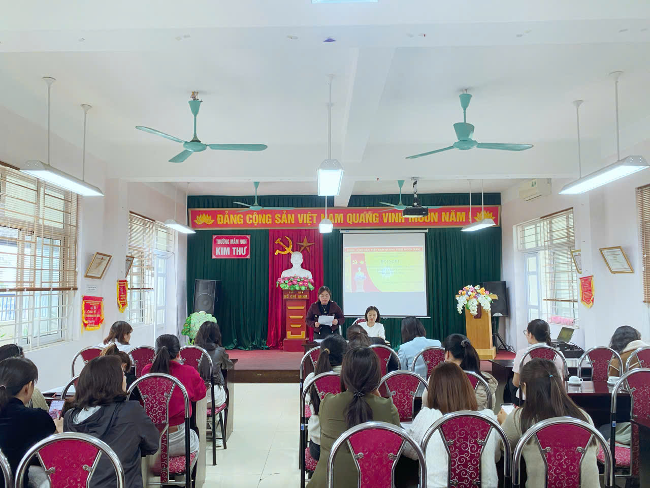 Hội nghị Đối thoại giữa Hiệu trưởng với CBGVNV và Ban đại diện CMTE Trường MN Kim Thư- Năm học 2025-2026