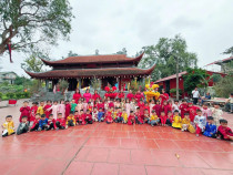 Trường mầm non Kim Thư tổ chức cho trẻ dâng lễ tại Đình, Chùa nhân dịp hội làng