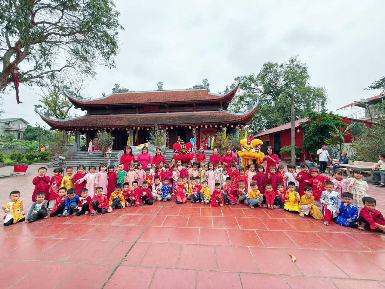 Trường mầm non Kim Thư tổ chức cho trẻ dâng lễ tại Đình, Chùa nhân dịp hội làng